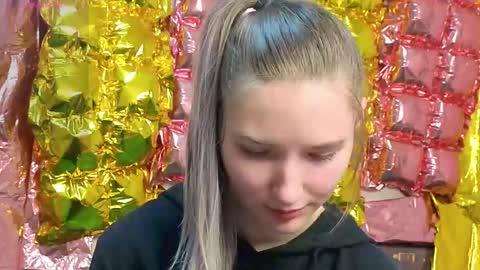 Snapshot of _kikiclark_ chatting on April 19, 8:11 pm _kikiclark_ online show from April 19, 8:11 pm