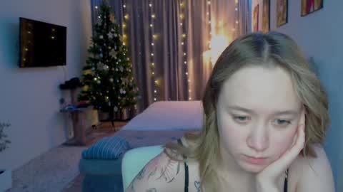 _lalune_ online show from December 17, 5:36 pm