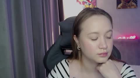 _lalune_ online show from October 2, 12:17 am