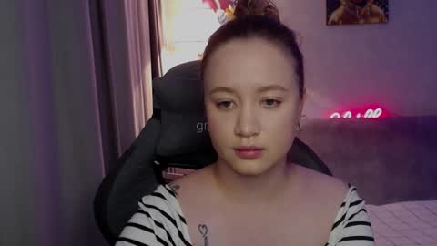 _lalune_ online show from October 11, 8:46 am