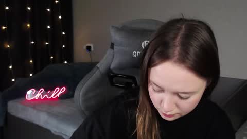 _lalune_ online show from December 14, 11:59 am