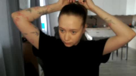 _lalune_ online show from April 25, 8:28 am