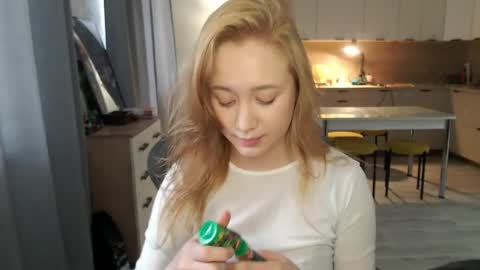 _lalune_ online show from April 29, 10:52 am