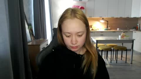 _lalune_ online show from May 3, 4:07 am