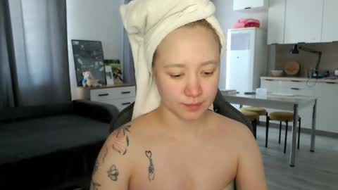 _lalune_ online show from May 5, 7:27 am