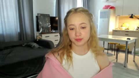 _lalune_ online show from May 13, 4:10 am