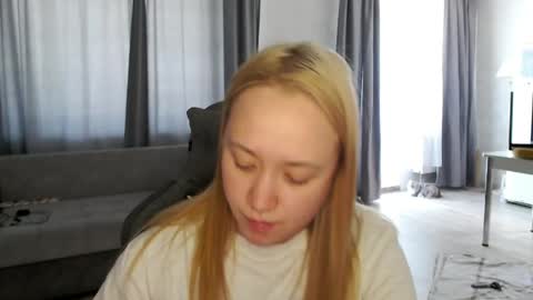 _lalune_ online show from May 22, 8:32 am