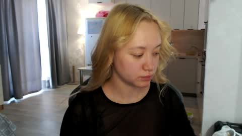 _lalune_ online show from May 25, 6:52 am