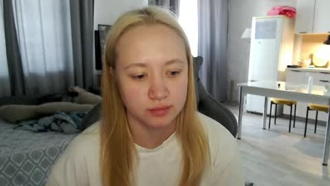 _lalune_ online show from May 26, 8:43 am