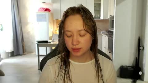 _lalune_ online show from June 6, 10:42 am