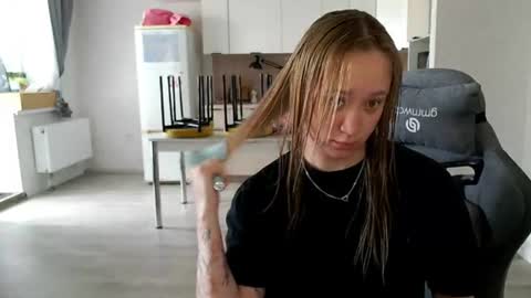 _lalune_ online show from July 1, 9:22 am