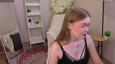 _liilcrystal_ online show from June 6, 7:07 pm