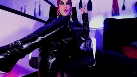 Snapshot of _luna_parisi chatting on December 20, 5:04 am MISS LUNA online show from December 20, 5:04 am