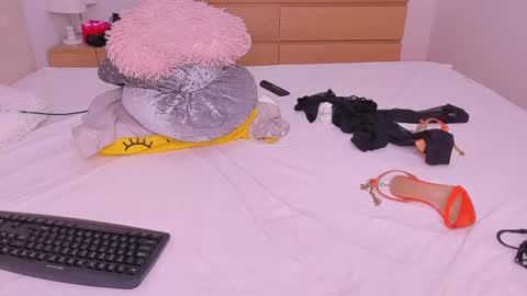 Lynna online show from December 6, 1:29 am