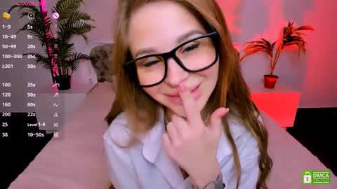 Snapshot of _mari_clark chatting on October 7, 12:08 am Eva  online show from October 7, 12:08 am