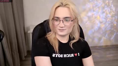 _meow_neko_ online show from March 14, 5:29 pm