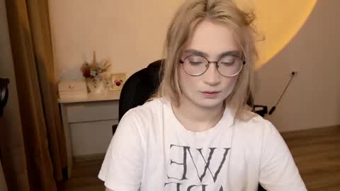 _meow_neko_ online show from May 11, 4:48 pm