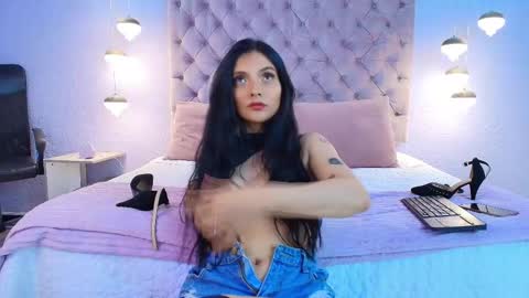 Mia online show from October 10, 11:53 am