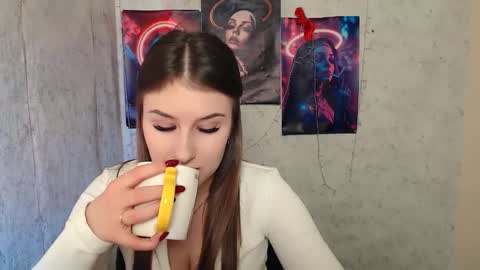 Mia online show from February 10, 2:32 pm