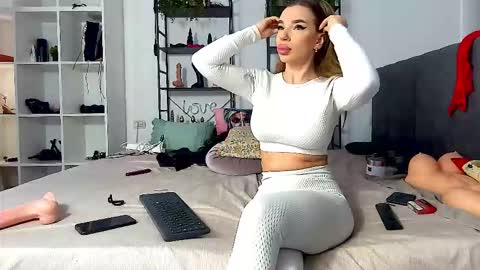 Snapshot of _milagoddess chatting on March 17, 8:17 am AstrideVonTeese online show from March 17, 8:17 am