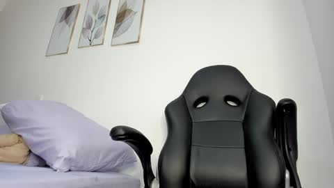 _molly_rosse_ online show from May 18, 12:00 pm
