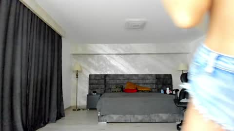 Snapshot of _myaa chatting on February 7, 8:33 am Maya online show from February 7, 8:33 am