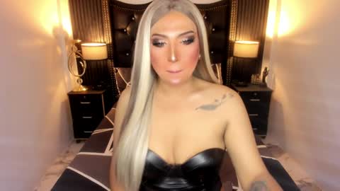 _natashacooper_ online show from April 24, 8:28 am