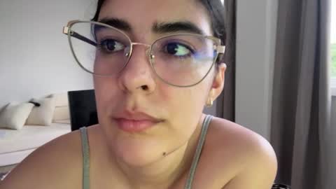 Niah  You can call me Ni or cutie haha online show from April 5, 10:18 pm