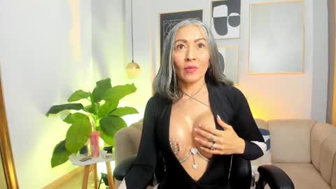 _nicoletteshea_ online show from May 15, 10:06 pm