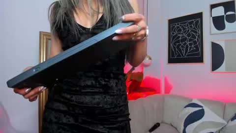 _nicoletteshea_ online show from May 20, 9:54 pm
