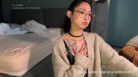 Snapshot of _octopussy_ chatting on October 12, 10:03 am Mikayla online show from October 12, 10:03 am