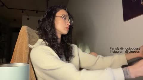 Snapshot of _octopussy_ chatting on January 9, 2:25 am Mikayla online show from January 9, 2:25 am