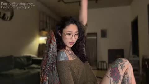 Snapshot of _octopussy_ chatting on February 6, 7:17 pm Mikayla online show from February 6, 7:17 pm