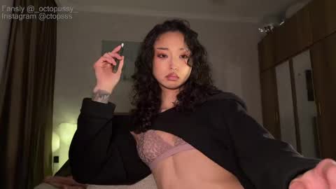 Snapshot of _octopussy_ chatting on May 24, 8:47 pm Mikayla online show from May 24, 8:47 pm