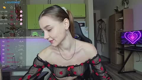 Snapshot of _pinkypie__ chatting on December 5, 10:33 am Lili online show from December 5, 10:33 am