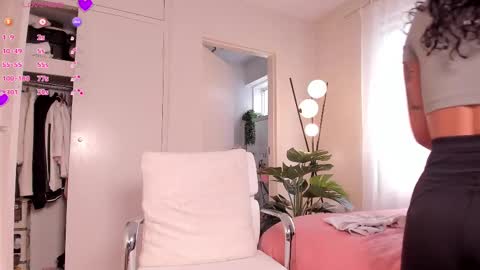 Snapshot of _sandy_s_ chatting on February 18, 7:21 am Sandyy online show from February 18, 7:21 am