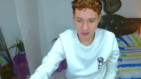 Snapshot of _santi2 chatting on April 5, 12:19 am santi online show from April 5, 12:19 am