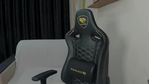 Snapshot of _stager_ chatting on December 19, 3:35 am MARKPVT IS OPEN online show from December 19, 3:35 am