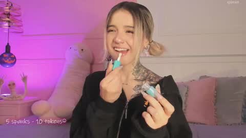 _tammarra_ online show from October 8, 2:04 pm