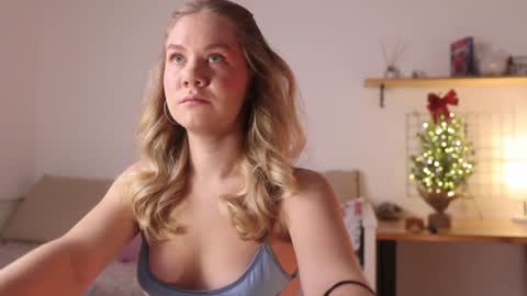 Snapshot of _teasecake_ chatting on January 5, 1:13 am Annie online show from January 5, 1:13 am