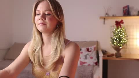 Snapshot of _teasecake_ chatting on January 10, 1:21 am Annie online show from January 10, 1:21 am