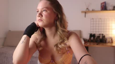 Snapshot of _teasecake_ chatting on January 20, 1:18 am Annie online show from January 20, 1:18 am