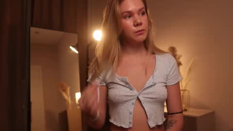 Snapshot of _teasecake_ chatting on February 13, 1:19 am Annie online show from February 13, 1:19 am