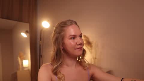 Snapshot of _teasecake_ chatting on February 23, 1:24 am Annie online show from February 23, 1:24 am