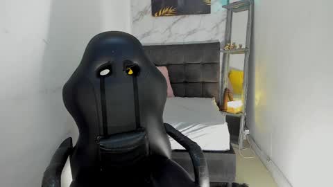 Snapshot of _tinny_hot chatting on May 5, 12:13 pm tinny online show from May 5, 12:13 pm