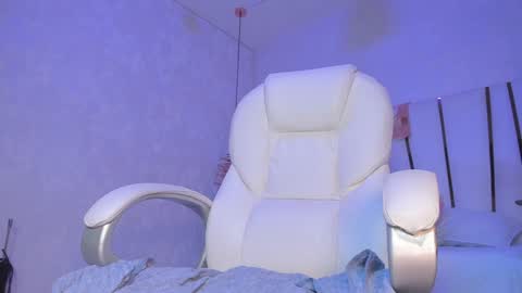 Snapshot of _tinyrousse_ chatting on December 9, 7:07 pm Rousse online show from December 9, 7:07 pm