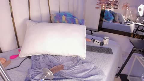 Snapshot of _tinyrousse_ chatting on December 17, 10:11 pm Rousse online show from December 17, 10:11 pm