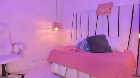 Snapshot of _tinyrousse_ chatting on December 19, 7:29 pm Rousse online show from December 19, 7:29 pm