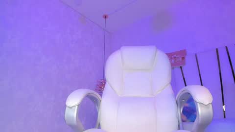 Snapshot of _tinyrousse_ chatting on December 20, 7:39 pm Rousse online show from December 20, 7:39 pm