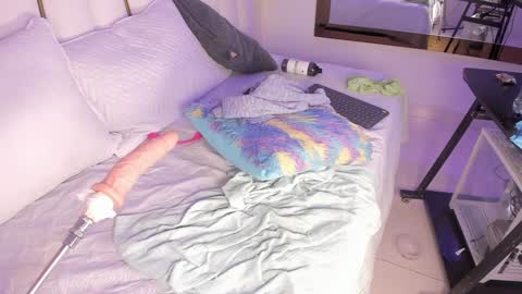 Snapshot of _tinyrousse_ chatting on December 20, 10:54 pm Rousse online show from December 20, 10:54 pm